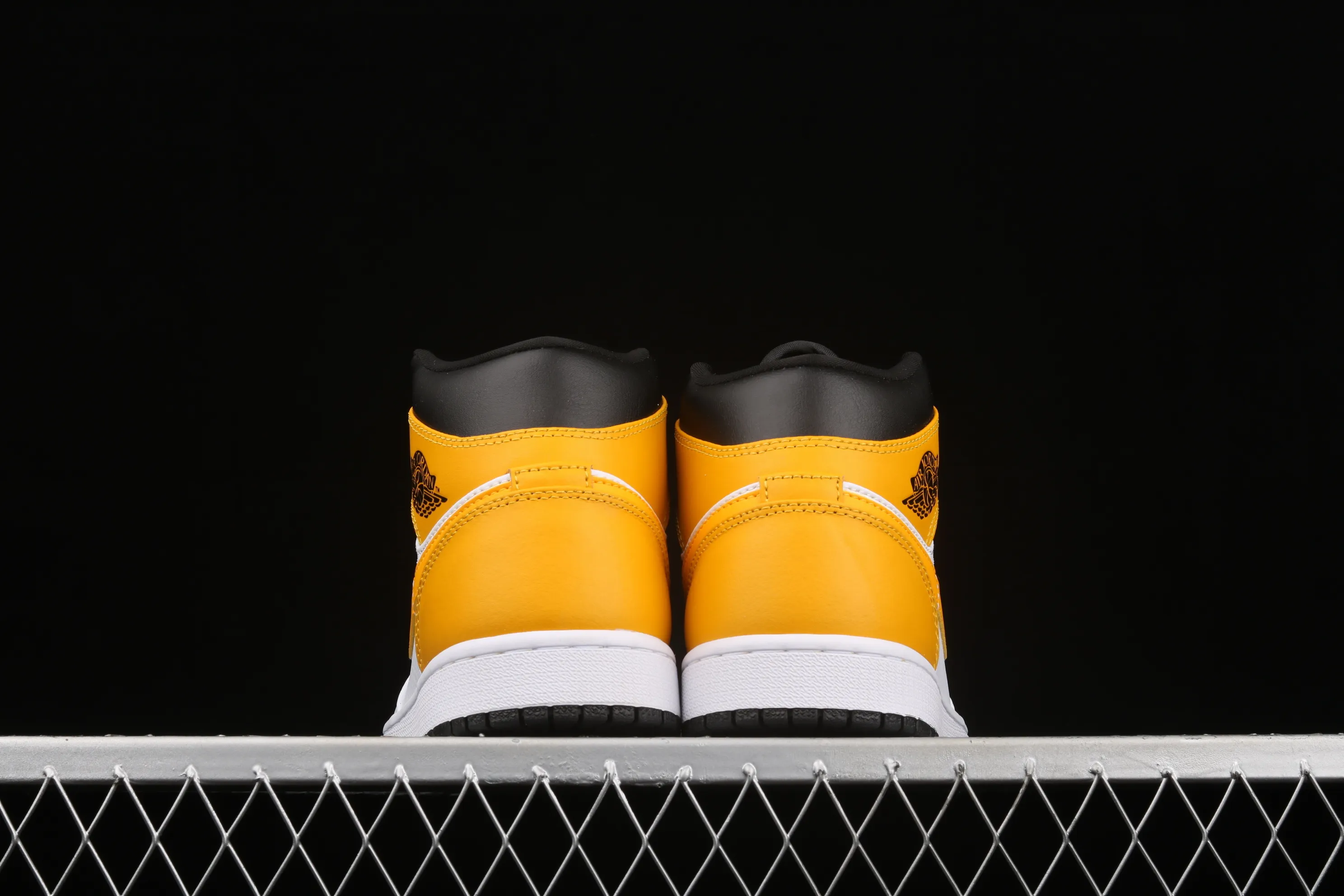 All categories Air Jordan Jordan series basketball shoes Air Jordan 1 Mid Air Jordan 1 Mid AJ1 Joe 1 white and yellow Zhongbang basketball shoes 554724-170